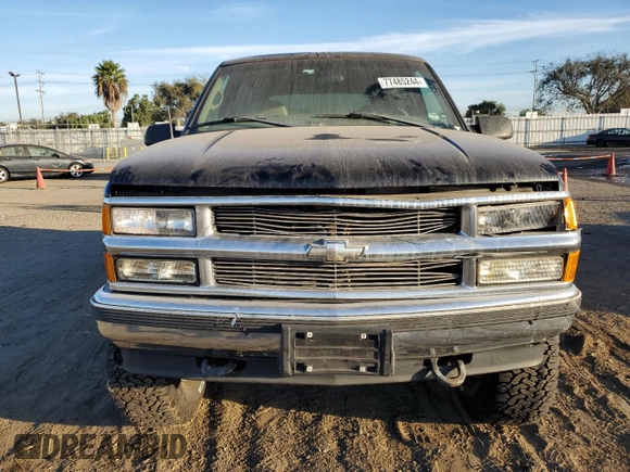 1998 Chevrolet Tahoe z VIN 3GNEK18R6WG102052, wystawiony jako Copart lot #77485244 z przebiegiem 187 542 mil mil oraz Szkoda całkowita • Salvage title. Historia ofert i sprzedaży dostępna na DreamBid. Obrazek 5.