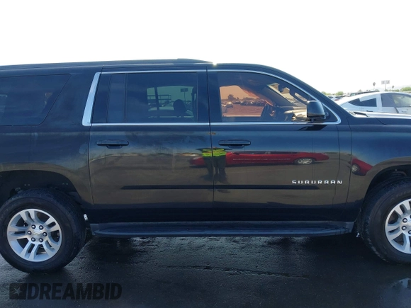 2018 Chevrolet Suburban LT z VIN 1GNSCHKC4JR111130, wystawiony jako IAAI lot #42383199 z przebiegiem 44 584 mil mil oraz . Historia ofert i sprzedaży dostępna na DreamBid. Obrazek 14.