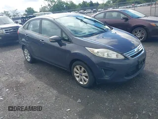 2013 Ford Fiesta SE z VIN 3FADP4BJ3DM142247, wystawiony jako IAAI lot #42337359 z przebiegiem 149 711 mil mil oraz . Historia ofert i sprzedaży dostępna na DreamBid. Obrazek 1.