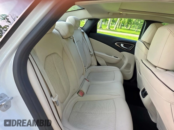 2015 Chrysler 200 C z VIN 1C3CCCEG1FN644523, wystawiony jako Copart lot #57359845 z przebiegiem 105 181 mil mil oraz Czysty tytuł • Clean title. Historia ofert i sprzedaży dostępna na DreamBid. Obrazek 6.