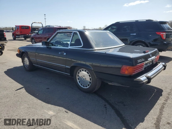 1988 Mercedes-Benz 560 SL z VIN WDBBA48D0JA085307, wystawiony jako Copart lot #51533115 z przebiegiem 83 302 mil mil oraz Szkoda całkowita • Salvage title. Historia ofert i sprzedaży dostępna na DreamBid. Obrazek 2.