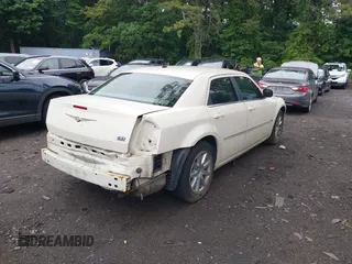 2008 Chrysler 300 Touring z VIN 2C3LA53G28H273811, wystawiony jako IAAI lot #42468024 z przebiegiem 132 677 mil mil oraz . Historia ofert i sprzedaży dostępna na DreamBid. Obrazek 4.