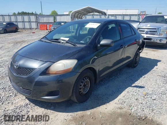 2009 Toyota Yaris z VIN JTDBT903X94057262, wystawiony jako IAAI lot #42056762 z przebiegiem 217 757 mil mil oraz . Historia ofert i sprzedaży dostępna na DreamBid. Obrazek 2.