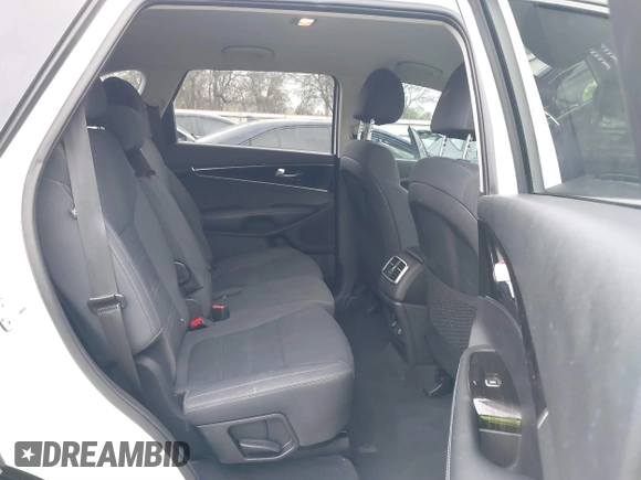 2019 Kia Sorento L with VIN 5XYPG4A38KG555012, listed as a IAAI auction lot 41772285 with 111,685 mi miles. Bid and sale history available at carsss.com. Image 8.