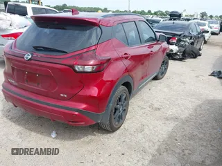 2021 Nissan Kicks SR z VIN 3N1CP5DV4ML565827, wystawiony jako IAAI lot #42369030 z przebiegiem 25 681 mil mil oraz . Historia ofert i sprzedaży dostępna na DreamBid. Obrazek 4.