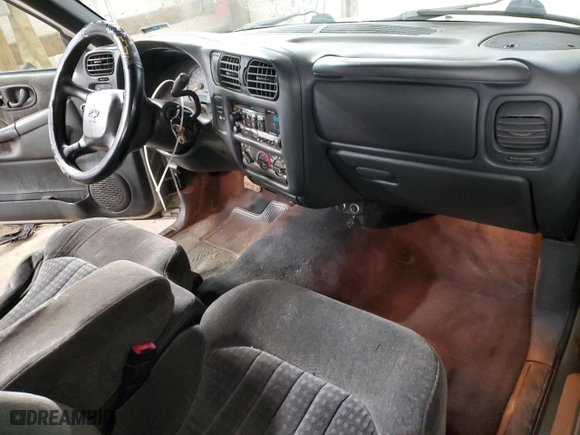 2001 Chevrolet S-10 with VIN 1GCCS195318188186, listed as a Copart auction lot 43993945 with 176,605 mi miles and Salvage Title. Bid and sale history available at carsss.com. Image 8.
