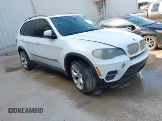 2011 BMW X5 35d z VIN 5UXZW0C52BL370833, wystawiony jako IAAI lot #42311353 z przebiegiem 277 718 mil mil oraz . Historia ofert i sprzedaży dostępna na DreamBid. Obrazek 1.