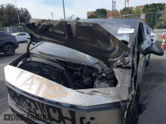 2024 Tesla Cybertruck z VIN 7G2CEHED9RA050686, wystawiony jako IAAI lot #41399354 z przebiegiem Nie podano mil oraz . Historia ofert i sprzedaży dostępna na DreamBid. Obrazek 6.