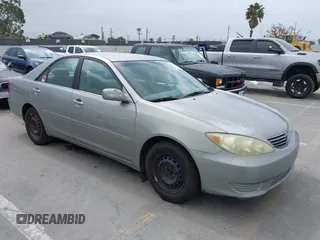 2006 Toyota Camry STD z VIN 4T1BE32K16U696598, wystawiony jako IAAI lot #42348056 z przebiegiem 134 312 mil mil oraz . Historia ofert i sprzedaży dostępna na DreamBid. Obrazek 1.
