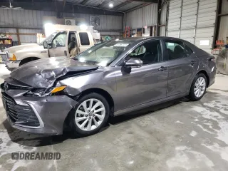 2024 Toyota Camry LE z VIN 4T1C11AK4RU233509, wystawiony jako Copart lot #53873885 z przebiegiem 20 787 mil mil oraz Czysty tytuł • Clean title. Historia ofert i sprzedaży dostępna na DreamBid. Obrazek 1.