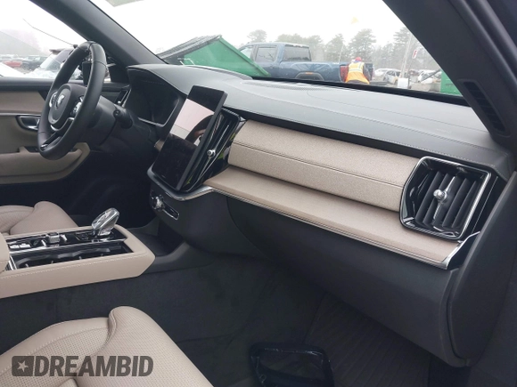 2025 Volvo XC90 with VIN YV4062PG4S1370195, listed as a IAAI auction lot 41912433 with 31 mi miles and . Bid and sale history available at DreamBid. Image 5.