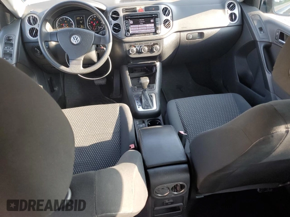 2010 Volkswagen Tiguan S z VIN WVGBV7AX3AW516605, wystawiony jako Copart lot #64825855 z przebiegiem 116 833 mil mil oraz Czysty tytuł • Clean title. Historia ofert i sprzedaży dostępna na DreamBid. Obrazek 8.