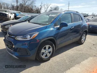 2020 Chevrolet Trax LT z VIN 3GNCJLSB5LL233042, wystawiony jako Copart lot #48861185 z przebiegiem 63 028 mil mil oraz Szkody całkowita. Historia ofert i sprzedaży dostępna na DreamBid. Obrazek 1.