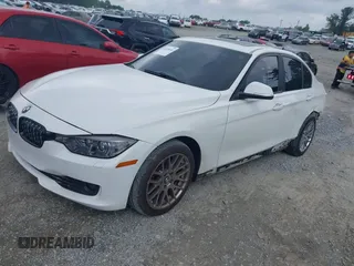 2014 BMW 3 Series 328i xDrive z VIN WBA3B5G52ENS09673, wystawiony jako IAAI lot #42240646 z przebiegiem 102 629 mil mil oraz . Historia ofert i sprzedaży dostępna na DreamBid. Obrazek 2.