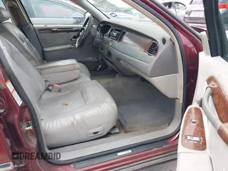 2002 Lincoln Town Car Cartier z VIN 1LNHM83W52Y626407, wystawiony jako IAAI lot #37616886 z przebiegiem 100 272 mil mil oraz . Historia ofert i sprzedaży dostępna na DreamBid. Obrazek 5.