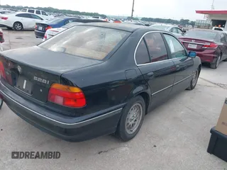 1997 BMW 5 Series 528i z VIN WBADD6321VBW05322, wystawiony jako IAAI lot #42284323 z przebiegiem 200 441 mil mil oraz . Historia ofert i sprzedaży dostępna na DreamBid. Obrazek 4.