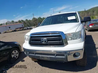2010 Toyota Tundra z VIN 5TFUW5F15AX148425, wystawiony jako IAAI lot #41829616 z przebiegiem 125 623 mil mil oraz . Historia ofert i sprzedaży dostępna na DreamBid. Obrazek 12.