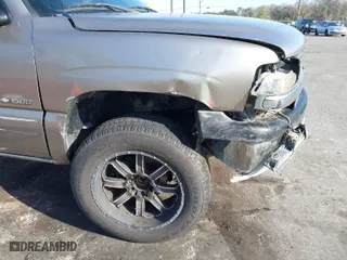 2001 Chevrolet Silverado 1500 LS with VIN 2GCEC19T011127353, listed as a IAAI auction lot 41738510 with 376,061 mi miles. Bid and sale history available at carsss.com. Image 12.