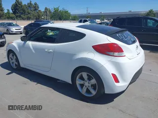 2013 Hyundai Veloster w/Black Int z VIN KMHTC6AD5DU160412, wystawiony jako IAAI lot #42202550 z przebiegiem 131 520 mil mil oraz . Historia ofert i sprzedaży dostępna na DreamBid. Obrazek 3.