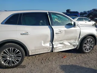 2016 Lincoln MKX Reserve with VIN 2LMTJ6LR4GBL75275, listed as a IAAI auction lot 41936550 with 76,177 mi miles. Bid and sale history available at carsss.com. Image 6.
