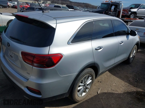 2019 Kia Sorento LX V6 with VIN 5XYPGDA56KG449546, listed as a IAAI auction lot 41728152 with 109,507 mi miles. Bid and sale history available at carsss.com. Image 4.