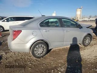 2015 Chevrolet Sonic LS z VIN 1G1JA5SH9F4117264, wystawiony jako Copart lot #42215585 z przebiegiem 55 869 mil mil oraz Szkoda całkowita • Salvage title. Historia ofert i sprzedaży dostępna na DreamBid. Obrazek 3.