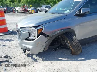 2024 GMC Terrain SLE z VIN 3GKALMEG7RL293411, wystawiony jako IAAI lot #42212636 z przebiegiem 21 429 mil mil oraz . Historia ofert i sprzedaży dostępna na DreamBid. Obrazek 6.