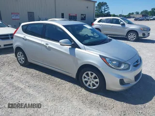 2013 Hyundai Accent GS z VIN KMHCT5AE0DU135839, wystawiony jako IAAI lot #42308351 z przebiegiem 39 915 mil mil oraz . Historia ofert i sprzedaży dostępna na DreamBid. Obrazek 1.