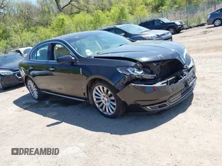 2013 Lincoln MKS z VIN 1LNHL9EK3DG617815, wystawiony jako IAAI lot #42239784 z przebiegiem 122 589 mil mil oraz . Historia ofert i sprzedaży dostępna na DreamBid. Obrazek 1.