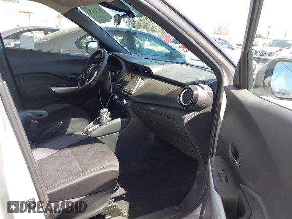 2020 Nissan Kicks SV z VIN 3N1CP5CV2LL538187, wystawiony jako IAAI lot #42225191 z przebiegiem 41 901 mil mil oraz . Historia ofert i sprzedaży dostępna na DreamBid. Obrazek 5.