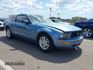2008 Ford Mustang Deluxe z VIN 1ZVHT80N885150812, wystawiony jako IAAI lot #42428608 z przebiegiem 128 804 mil mil oraz . Historia ofert i sprzedaży dostępna na DreamBid. Obrazek 1.