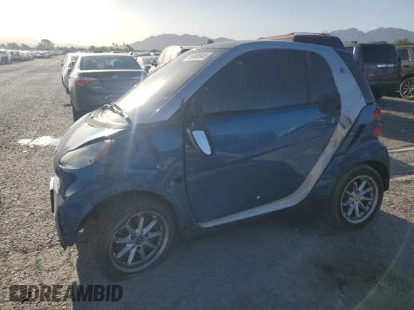 2009 Smart fortwo Pure z VIN WMEEJ31X39K273968, wystawiony jako Copart lot #56888045 z przebiegiem 125 138 mil mil oraz Szkoda całkowita • Salvage title. Historia ofert i sprzedaży dostępna na DreamBid. Obrazek 1.