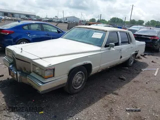 1991 Cadillac Brougham z VIN 1G6DW54E5MR723477, wystawiony jako IAAI lot #42535123 z przebiegiem 300 768 mil mil oraz . Historia ofert i sprzedaży dostępna na DreamBid. Obrazek 2.