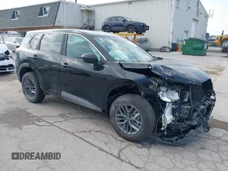 2025 Nissan Rogue S z VIN 5N1BT3AB2SC833281, wystawiony jako IAAI lot #42410948 z przebiegiem 1 389 mil mil oraz . Historia ofert i sprzedaży dostępna na DreamBid. Obrazek 1.