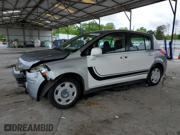 2008 Nissan Versa S z VIN 3N1BC13EX8L444176, wystawiony jako Copart lot #55516445 z przebiegiem 135 005 mil mil oraz Szkoda całkowita • Salvage title. Historia ofert i sprzedaży dostępna na DreamBid. Obrazek 1.