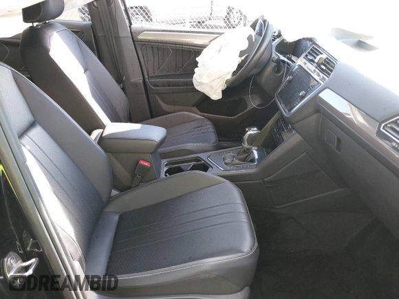 2023 Volkswagen Tiguan SE R-Line Black z VIN 3VVCB7AX5PM100499, wystawiony jako IAAI lot #41261505 z przebiegiem 26 677 mil mil oraz . Historia ofert i sprzedaży dostępna na DreamBid. Obrazek 5.