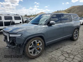 2022 Rivian R1S Launch Edition z VIN 7PDSGABL5NN001018, wystawiony jako Copart lot #56914725 z przebiegiem 26 156 mil mil oraz Szkoda całkowita • Salvage title. Historia ofert i sprzedaży dostępna na DreamBid. Obrazek 1.