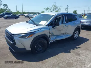 2025 Toyota Corolla Cross L z VIN 7MUAAAAG8SV129922, wystawiony jako IAAI lot #42275105 z przebiegiem 993 mil mil oraz . Historia ofert i sprzedaży dostępna na DreamBid. Obrazek 2.