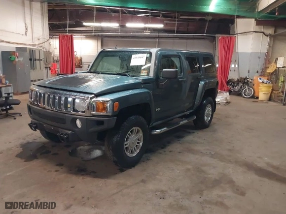 2007 Hummer H3 SUV with VIN 5GTDN13E078114889, listed as a IAAI auction lot 41945047 with 135,013 mi miles. Bid and sale history available at carsss.com. Image 2.