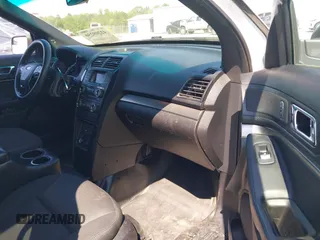 2016 Ford Police Interceptor Utility z VIN 1FM5K8AR3GGB43369, wystawiony jako IAAI lot #42209250 z przebiegiem 118 090 mil mil oraz . Historia ofert i sprzedaży dostępna na DreamBid. Obrazek 5.