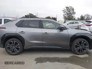 2024 Toyota bZ4X XLE z VIN JTMABACA9RA064702, wystawiony jako IAAI lot #42064771 z przebiegiem 9689 mil mil oraz . Historia ofert i sprzedaży dostępna na DreamBid. Obrazek 13.