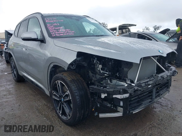 2023 BMW X1 xDrive28i z VIN WBX73EF02P5X48940, wystawiony jako IAAI lot #41528706 z przebiegiem 10 683 mil mil oraz . Historia ofert i sprzedaży dostępna na DreamBid. Obrazek 1.