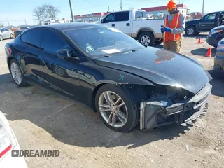 2015 Tesla Model S 85D z VIN 5YJSA1E24FF114180, wystawiony jako IAAI lot #41832583 z przebiegiem 152 008 mil mil oraz . Historia ofert i sprzedaży dostępna na DreamBid. Obrazek 1.