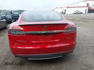 2013 Tesla Model S Performance с VIN 5YJSA1DP1DFP10048, выставлен на аукционе IAAI как лот 42523396 с пробегом 135 396 миль миль и . История ставок и продаж доступна на DreamBid. Изображение 15.