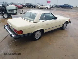 1983 Mercedes-Benz 380 SL z VIN WDBBA45A3DB021934, wystawiony jako IAAI lot #42355288 z przebiegiem 10 887 mil mil oraz . Historia ofert i sprzedaży dostępna na DreamBid. Obrazek 4.