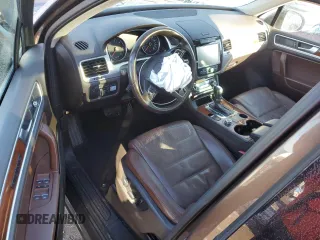 2013 Volkswagen Touareg Sport с VIN WVGEP9BP5DD003924, выставлен на аукционе Copart как лот 83310484 с пробегом Не указан миль и Списание • Salvage title. История ставок и продаж доступна на DreamBid. Изображение 8.