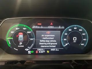2024 Audi Q8 e-tron z VIN WA15ABGE5RB025102, wystawiony jako Copart lot #65831524 z przebiegiem 10 623 mil mil oraz Szkody całkowita. Historia ofert i sprzedaży dostępna na DreamBid. Obrazek 9.