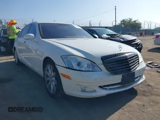 2007 Mercedes-Benz S 550 z VIN WDDNG71X67A122670, wystawiony jako IAAI lot #42386357 z przebiegiem 126 550 mil mil oraz . Historia ofert i sprzedaży dostępna na DreamBid. Obrazek 1.