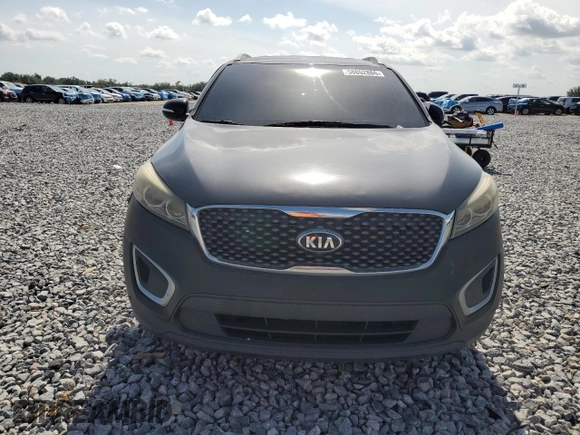 2018 Kia Sorento LX z VIN 5XYPG4A34JG425582, wystawiony jako Copart lot #58852865 z przebiegiem 157 170 mil mil oraz Czysty tytuł • Clean title. Historia ofert i sprzedaży dostępna na DreamBid. Obrazek 5.