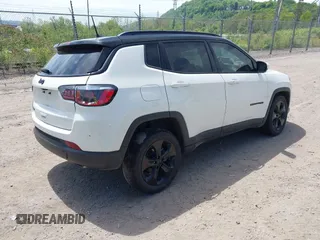 2019 Jeep Compass Latitude z VIN 3C4NJDBB1KT629829, wystawiony jako IAAI lot #42244638 z przebiegiem 111 566 mil mil oraz . Historia ofert i sprzedaży dostępna na DreamBid. Obrazek 4.